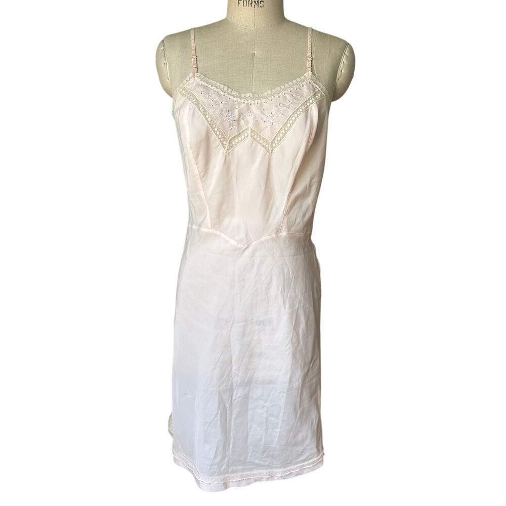 Vintage 60s Slip in Pale Pink Size Medium Lace Trim